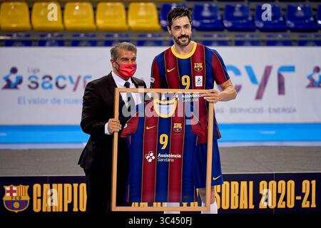 29 mai 2021, Barcelone, Espagne : hommage à Raul Entrerrios du FC Barcelone lors de la cérémonie de remise des prix de la ligue après le match de Liga Asobal entre le FC Barcelone et Frigorificos Morrazo au Palau Blaugrana à Barcelone, Espagne. (Crédit image : © Gerard Franco/DAX via ZUMA Wire) Banque D'Images