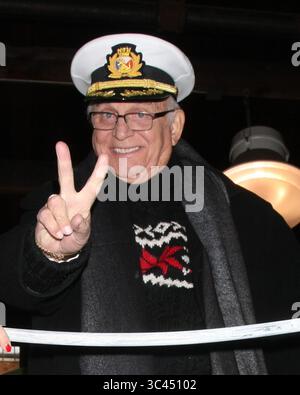 30 décembre 2014, Pasadena, CA, États-Unis : LOS ANGELES - DEC 30 : Gavin MacLeod à l'original ''Love Boat'' Cast Decorates Princess Cruises' Rose Parade Float dans un pavillon Rosemont le 30 décembre 2014 à Pasadena, CA (crédit image : © Kathy Hutchins via ZUMA Wire) Banque D'Images