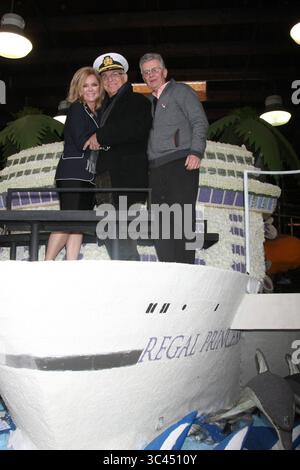 30 décembre 2014, Pasadena, CA, États-Unis : LOS ANGELES - DEC 30 : Jill Whelan, Gavin MacLeod, Fred Grandy à l'original ''Love Boat'' Cast Decorates Princess Cruises' Rose Parade Float dans un pavillon Rosemont le 30 décembre 2014 à Pasadena, CA (crédit image : © Kathy Hutchins via ZUMA Wire) Banque D'Images