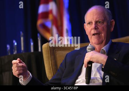 5 octobre 2018, Phoenix, Arizona, États-Unis : Tom O'Halleran, membre du Congrès américain, s'entretenant avec les participants au Sommet de la fabrication de l'Arizona 2018 organisé par l'Arizona Manufacturing Council et la Chambre de commerce et d'industrie de l'Arizona au Renaissance Downtown Hotel à Phoenix, Arizona, le 5 octobre 2018. (Crédit image : © Gage Skidmore/ZUMA Wire) Banque D'Images