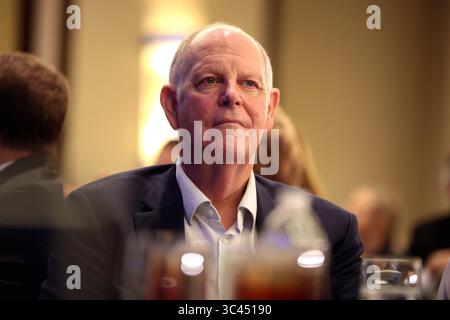5 octobre 2018, Phoenix, Arizona, États-Unis : Tom O'Halleran, membre du Congrès américain, s'entretenant avec les participants au Sommet de la fabrication de l'Arizona 2018 organisé par l'Arizona Manufacturing Council et la Chambre de commerce et d'industrie de l'Arizona au Renaissance Downtown Hotel à Phoenix, Arizona, le 5 octobre 2018. (Crédit image : © Gage Skidmore/ZUMA Wire) Banque D'Images