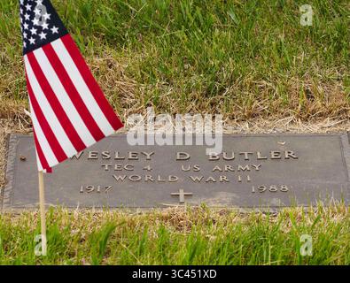 28 mai 2021, SIOUX CITY, IOWA, États-Unis : au cours de la semaine, les forces de l'ordre locales et les membres de la Garde nationale aérienne de l'Iowa et de la Garde nationale de l'armée ont mis de petits drapeaux américains sur les tombes des vétérans au cimetière Memorial Park à Sioux City, Iowa vu samedi 29 mai 2021. (Crédit image : © Jerry Mennenga/ZUMA Wire) Banque D'Images