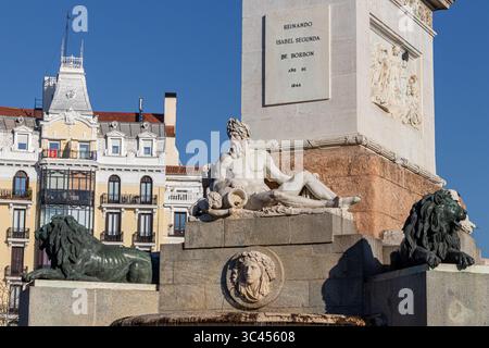 Madrid, Espagne. Face ouest du piédestal du monument Philippe IV sur la Plaza de Oriente, avec une allégorie en pierre de la rivière Manzanares flanquée de deux l en bronze Banque D'Images