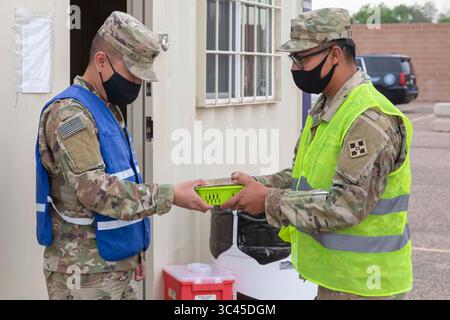 25 mai 2021 - Pueblo, Colorado, États-Unis - le SPC de l'armée américaine Young Chen, à gauche, un médecin de combat affecté au 2e Bataillon, 12e Régiment d'infanterie, 2e Stryker Brigade combat Team, 4e Division d'infanterie, reçoit un lot de vaccins du Sgt George Seibert, à droite, un médecin de combat affecté au 2e Bataillon, 12e Régiment d'infanterie, 2e Stryker Brigade combat Team, 4e Division d'infanterie, à Pueblo, Colorado, mai 26 mai 2021. les soldats, les infirmières civiles et les membres de l'Agence fédérale de gestion des situations d'urgence (FEMA) travaillent ensemble dans le cadre de la mission fédérale pangouvernementale d'intervention vaccinale. N° US Banque D'Images