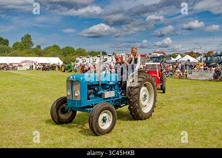 Nairn Agricultural Show Moray Écosse juillet 2025 soleil et Fordson Super Major tracteur et chauffeur Banque D'Images
