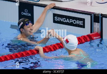 Singapour. 28 juillet 2025. Tang Qianting (R), de Chine, serre la main de Suzuki Satomi, du Japon, après la demi-finale féminine de natation sur 100 m brasse aux Championnats du monde de natation à Singapour, le 28 juillet 2025. Crédit : Wu Zhizun/Xinhua/Alamy Live News Banque D'Images