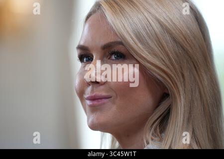 Karoline Leavitt, attachée de presse de la Maison Blanche, regarde lors d'une réunion avec le président américain Donald Trump et le premier ministre Sir Keir Starmer, au parcours de golf Trump Turnberry dans le South Ayrshire, lors d'un voyage privé de cinq jours de Trump dans le pays. Date de la photo : lundi 28 juillet 2025. Banque D'Images