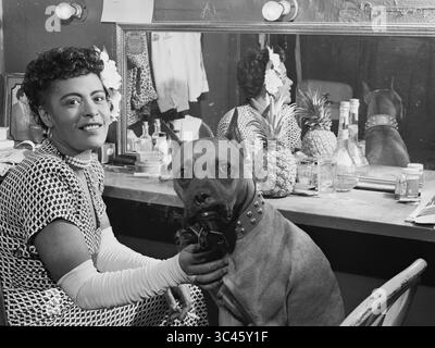 Billie Holiday et son chien Mister Dog, vestiaire des coulisses, probablement au Downbeat, New York Banque D'Images