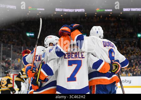 31 mai 2021 : le centre des Islanders de New York Jean-Gabriel Pageau (44), l’aile droite Jordan Eberle (7) et le défenseur Noah Dobson (8) célèbrent lors du deuxième match de la deuxième ronde des séries éliminatoires de la Conférence de l’est de la LNH entre les Islanders de New York et les Bruins de Boston qui se sont déroulés au TD Garden, à Boston, Mass. Eric Canha/CSM(image de crédit : &copy ; Eric Canha/CSM via ZUMA Wire) Banque D'Images
