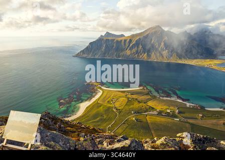 Une vue imprenable depuis le pic Flakstadtind surplombant les eaux turquoises et le sable blanc de la plage de Skagsanden sur les spectaculaires îles Lofoten à Nor Banque D'Images