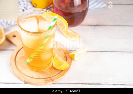 Long Island Limoncello, recette de torsions de thé glacé limoncello, buzy Arnold Palmer avec liqueur de citron italienne Banque D'Images