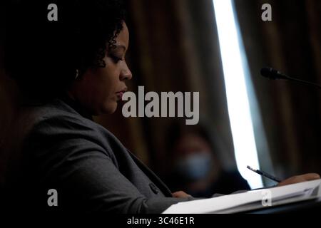 8 juin 2021, Washington, District de Columbia, États-Unis : la directrice intérimaire du Bureau de la gestion et du budget, Shalanda Young, témoigne lors de l'audition de la Commission du budget du Sénat pour examiner la demande de budget proposée par le Président Bidenâ pour l'exercice 2022 au Capitole à Washington, DC, États-Unis, 08 juin 2021 (image crédit : © Shawn Thew - Pool via CNP/CNP via ZUMA Wire) Banque D'Images