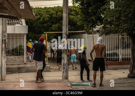 8 juin 2021, Barranquilla, Atlantico, Colombie : les gens jettent des pierres et débordent pendant les affrontements alors que les équipes colombienne et Argentine disputaient un match de qualification pour la Coupe du monde de la FIFA Quatar 2022 au stade Metropolitano Roberto Melendez, les manifestations autour du stade ont dégénéré en affrontements avec la police anti-émeute colombienne (ESMAD) contre les troubles et la brutalité policière, à Barranquilla, en Colombie, le 8 juin 2021. (Crédit image : © Alex Ditta/LongVisual via ZUMA Wire) Banque D'Images