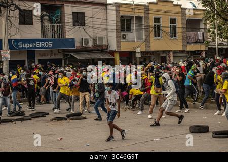 8 juin 2021, Barranquilla, Atlantico, Colombie : les gens jettent des pierres et débordent pendant les affrontements alors que les équipes colombienne et Argentine disputaient un match de qualification pour la Coupe du monde de la FIFA Quatar 2022 au stade Metropolitano Roberto Melendez, les manifestations autour du stade ont dégénéré en affrontements avec la police anti-émeute colombienne (ESMAD) contre les troubles et la brutalité policière, à Barranquilla, en Colombie, le 8 juin 2021. (Crédit image : © Alex Ditta/LongVisual via ZUMA Wire) Banque D'Images