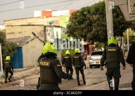 8 juin 2021, Barranquilla, Atlantico, Colombie : des policiers colombiens lors d'affrontements avec des manifestants alors que les équipes colombienne et Argentine disputaient un match de qualification pour la Coupe du monde de la FIFA Quatar 2022 au stade Metropolitano Roberto Melendez, les manifestations autour du stade ont dégénéré en affrontements avec la police anti-émeute colombienne (ESMAD) contre les troubles et la brutalité policière, à Barranquilla, en Colombie, le 8 juin 2021. (Crédit image : © Alex Ditta/LongVisual via ZUMA Wire) Banque D'Images