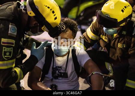 8 juin 2021, Barranquilla, Atlantico, Colombie : un membre de la presse est attaqué par la police de secours après des affrontements alors que les équipes colombienne et Argentine jouaient un match de qualification pour la Coupe du monde de la FIFA Quatar 2022 au stade Metropolitano Roberto Melendez, les manifestations autour du stade ont dégénéré en affrontements avec la police anti-émeute colombienne (ESMAD) contre les troubles et la brutalité policière, à Barranquilla, en Colombie, le 8 juin 2021. (Crédit image : © Alex Ditta/LongVisual via ZUMA Wire) Banque D'Images