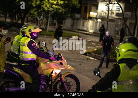 8 juin 2021, Barranquilla, Atlantico, Colombie : les patrouilles de police colombiennes pendant les affrontements alors que les équipes colombienne et Argentine disputaient un match de qualification pour la Coupe du monde de la FIFA Quatar 2022 au stade Metropolitano Roberto Melendez, les manifestations autour du stade ont dégénéré en affrontements avec la police anti-émeute colombienne (ESMAD) contre les troubles et la brutalité policière, à Barranquilla, en Colombie, le 8 juin 2021. (Crédit image : © Alex Ditta/LongVisual via ZUMA Wire) Banque D'Images