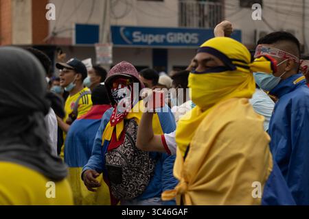 8 juin 2021, Barranquilla, Atlantico, Colombie : des manifestants protestent alors que les équipes colombienne et Argentine disputaient un match de qualification pour la Coupe du monde de la FIFA Quatar 2022 au stade Metropolitano Roberto Melendez, les manifestations autour du stade ont dégénéré en affrontements avec la police anti-émeute colombienne contre les troubles et la brutalité policière, à Barranquilla, en Colombie, le 8 juin 2021. (Crédit image : © Alex Ditta/LongVisual via ZUMA Wire) Banque D'Images