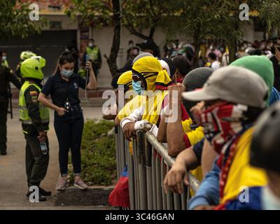 8 juin 2021, Barranquilla, Atlantico, Colombie : les manifestants se couvrent le visage avec les maillots de football de l'équipe nationale colombienne alors que les équipes colombienne et Argentine disputaient un match de qualification pour la Coupe du monde FIFA Quatar 2022 au stade Metropolitano Roberto Melendez, les manifestations autour du stade ont dégénéré en affrontements avec la police anti-émeute colombienne contre les troubles et la brutalité policière, à Barranquilla, en Colombie, le 8 juin 2021. (Crédit image : © Alex Ditta/LongVisual via ZUMA Wire) Banque D'Images