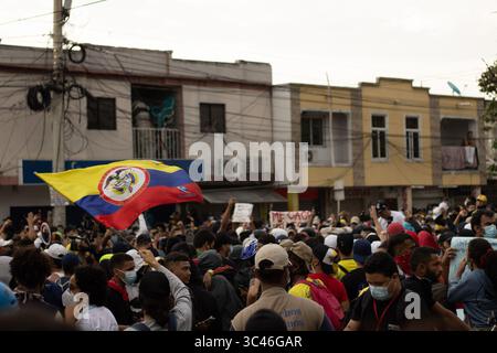 8 juin 2021, Barranquilla, Atlantico, Colombie : un drapeau colombien est agité pendant les manifestations alors que les équipes colombienne et Argentine disputaient un match de qualification pour la Coupe du monde de football Quatar 2022 au stade Metropolitano Roberto Melendez, les manifestations autour du stade ont dégénéré en affrontements avec la police anti-émeute colombienne contre les troubles et la brutalité policière, à Barranquilla, Colombie, le 8 juin 2021. (Crédit image : © Alex Ditta/LongVisual via ZUMA Wire) Banque D'Images