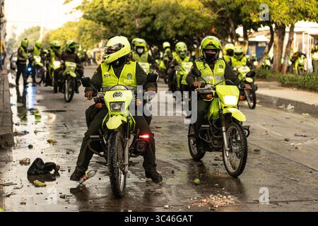 8 juin 2021, Barranquilla, Atlantico, Colombie : des policiers colombiens sur leurs motos alors que les équipes colombienne et Argentine jouaient un match de qualification pour la Coupe du monde de la FIFA Quatar 2022 au stade Metropolitano Roberto Melendez, les manifestations autour du stade ont dégénéré en affrontements avec la police anti-émeute colombienne (ESMAD) contre les troubles et la brutalité policière, à Barranquilla, en Colombie, le 8 juin 2021. (Crédit image : © Alex Ditta/LongVisual via ZUMA Wire) Banque D'Images