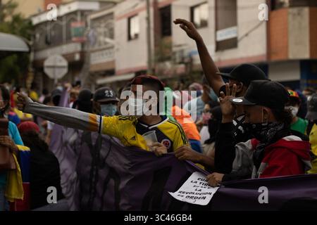 8 juin 2021, Barranquilla, Atlantico, Colombie : des manifestants protestent alors que les équipes colombienne et Argentine disputaient un match de qualification pour la Coupe du monde de la FIFA Quatar 2022 au stade Metropolitano Roberto Melendez, les manifestations autour du stade ont dégénéré en affrontements avec la police anti-émeute colombienne contre les troubles et la brutalité policière, à Barranquilla, en Colombie, le 8 juin 2021. (Crédit image : © Alex Ditta/LongVisual via ZUMA Wire) Banque D'Images