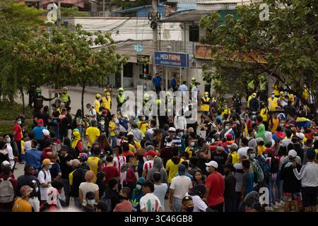 8 juin 2021, Barranquilla, Atlantico, Colombie : vue générale des manifestations alors que les équipes colombienne et Argentine disputaient un match de qualification pour la Coupe du monde de la FIFA Quatar 2022 au stade Metropolitano Roberto Melendez, les manifestations autour du stade ont dégénéré en affrontements avec la police anti-émeute colombienne contre les troubles et la brutalité policière, à Barranquilla, Colombie, le 8 juin 2021. (Crédit image : © Alex Ditta/LongVisual via ZUMA Wire) Banque D'Images