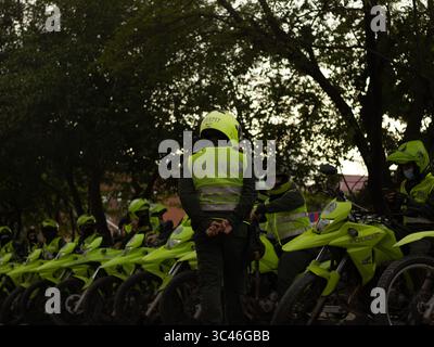 8 juin 2021, Barranquilla, Atlantico, Colombie : un policier colombien marche devant des motos de police alors que les équipes colombienne et Argentine disputaient un match de qualification pour la Coupe du monde de football Quatar 2022 au stade Metropolitano Roberto Melendez, les manifestations autour du stade ont dégénéré en affrontements avec la police anti-émeute colombienne contre les troubles et la brutalité policière, à Barranquilla, en Colombie, le 8 juin 2021. (Crédit image : © Alex Ditta/LongVisual via ZUMA Wire) Banque D'Images