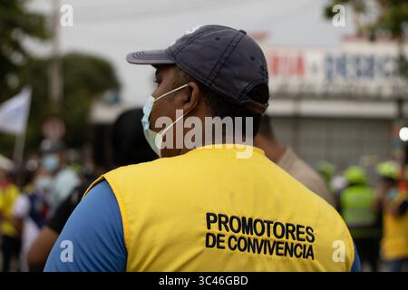 8 juin 2021, Barranquilla, Atlantico, Colombie : un membre de l'équipe dialogue alors que les équipes colombienne et Argentine ont joué un match de qualification pour la Coupe du monde de la FIFA Quatar 2022 au stade Metropolitano Roberto Melendez, les manifestations autour du stade ont dégénéré en affrontements avec la police anti-émeute colombienne contre les troubles et la brutalité policière, à Barranquilla, Colombie, le 8 juin 2021. (Crédit image : © Alex Ditta/LongVisual via ZUMA Wire) Banque D'Images