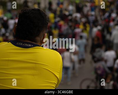 8 juin 2021, Barranquilla, Atlantico, Colombie : un homme portant un t-shirt de football colombien regardant les manifestations alors que les équipes colombienne et Argentine jouaient un match de qualification pour la Coupe du monde FIFA Quatar 2022 au stade Metropolitano Roberto Melendez, les manifestations autour du stade ont dégénéré en affrontements avec la police anti-émeute colombienne contre les troubles et la brutalité policière, à Barranquilla, Colombie, le 8 juin 2021. (Crédit image : © Alex Ditta/LongVisual via ZUMA Wire) Banque D'Images