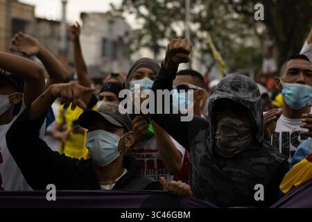 8 juin 2021, Barranquilla, Atlantico, Colombie : des manifestants protestent alors que les équipes colombienne et Argentine disputaient un match de qualification pour la Coupe du monde de la FIFA Quatar 2022 au stade Metropolitano Roberto Melendez, les manifestations autour du stade ont dégénéré en affrontements avec la police anti-émeute colombienne contre les troubles et la brutalité policière, à Barranquilla, en Colombie, le 8 juin 2021. (Crédit image : © Alex Ditta/LongVisual via ZUMA Wire) Banque D'Images
