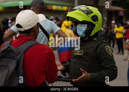 8 juin 2021, Barranquilla, Atlantico, Colombie : un officier de police parle à un manifestant alors que les équipes colombienne et Argentine disputaient un match de qualification pour la Coupe du monde de la FIFA Quatar 2022 au stade Metropolitano Roberto Melendez, les manifestations autour du stade ont dégénéré en affrontements avec la police anti-émeute colombienne contre les troubles et la brutalité policière, à Barranquilla, Colombie, le 8 juin 2021. (Crédit image : © Alex Ditta/LongVisual via ZUMA Wire) Banque D'Images