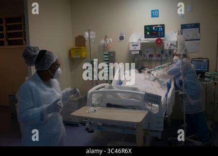 10 juin 2021, Rio de Janeiro, Rio de Janeiro, Brésil : 11 JUIN, , 2021, Rio de Janeiro, Rio de Janeiro, Brésil , 11 - 2021 JUIN - médecins et infirmières luttent pour sauver des vies dans l'unité de soins intensifs (USI) de l'hôpital municipal Ronaldo Gazzolla, au nord de la ville, le Brésil compte plus de 2 504 décès par covid-19; le total va à 482.019..il y a 17 210 969 cas au total....88 092 diagnostics en 24 heures, le Brésil retourne en Inde dans les décès quotidiens par Covid..la dernière fois que le Brésil a été le pays avec le plus de décès en 24 heures était il y a 1 mois et demi, le 24 avril. Les données proviennent de « Our World in D. Banque D'Images