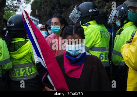 11 juin 2021, Bogota, Cundinamarca, Colombie : le peuple indigène Misak s'empare de la place de ''Monumento a los Reyes Catolicos''. Sur cette place se trouvaient les sculptures de Chrisropher Colomb et Isabel la Catolica, quelques jours avant qu'ils ne tentent de les abattre et ne subissent des représailles de la police nationale colombienne. Les sculptures ont été enlevées par le ministère de la culture la nuit après les affrontements. À Bogota, Colombie, le 11 juin 2021. (Crédit image : © Jessica Patino/LongVisual via ZUMA Wire) Banque D'Images