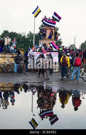 11 juin 2021, Bogota, Cundinamarca, Colombie : le peuple indigène Misak s'empare de la place de ''Monumento a los Reyes Catolicos''. Sur cette place se trouvaient les sculptures de Chrisropher Colomb et Isabel la Catolica, quelques jours avant qu'ils ne tentent de les abattre et ne subissent des représailles de la police nationale colombienne. Les sculptures ont été enlevées par le ministère de la culture la nuit après les affrontements. À Bogota, Colombie, le 11 juin 2021. (Crédit image : © Jessica Patino/LongVisual via ZUMA Wire) Banque D'Images