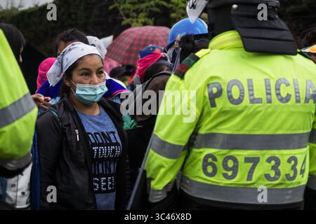 11 juin 2021, Bogota, Cundinamarca, Colombie : le peuple indigène Misak s'empare de la place de ''Monumento a los Reyes Catolicos''. Sur cette place se trouvaient les sculptures de Chrisropher Colomb et Isabel la Catolica, quelques jours avant qu'ils ne tentent de les abattre et ne subissent des représailles de la police nationale colombienne. Les sculptures ont été enlevées par le ministère de la culture la nuit après les affrontements. À Bogota, Colombie, le 11 juin 2021. (Crédit image : © Jessica Patino/LongVisual via ZUMA Wire) Banque D'Images