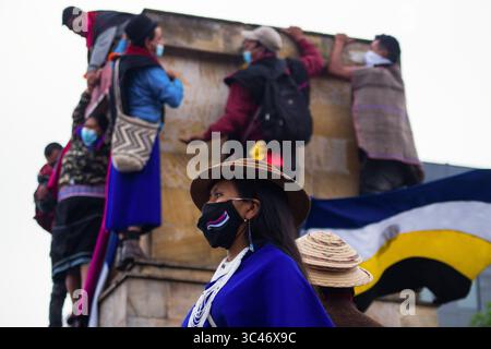 11 juin 2021, Bogota, Cundinamarca, Colombie : le peuple indigène Misak s'empare de la place de ''Monumento a los Reyes Catolicos''. Sur cette place se trouvaient les sculptures de Chrisropher Colomb et Isabel la Catolica, quelques jours avant qu'ils ne tentent de les abattre et ne subissent des représailles de la police nationale colombienne. Les sculptures ont été enlevées par le ministère de la culture la nuit après les affrontements. À Bogota, Colombie, le 11 juin 2021. (Crédit image : © Jessica Patino/LongVisual via ZUMA Wire) Banque D'Images