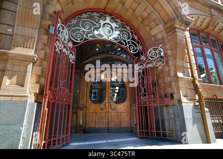 Portes Art Nouveau à la Maison du Canada, rue Chepstow, centre-ville de Manchester. Banque D'Images