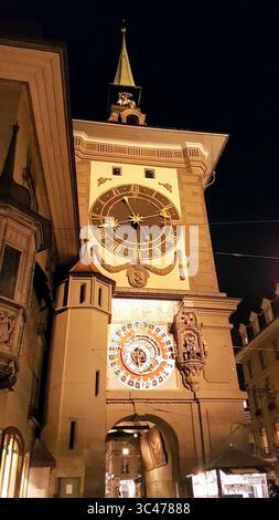 Gros plan de la célèbre tour de l'horloge Zytglogge par nuit à Berne, en Suisse, a illuminé l'éclairage nocturne de la ville Banque D'Images