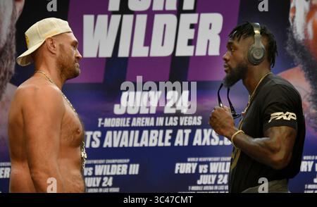 (R) Deontay ''The Bronze Bomber'' Wilder affronte avec Tyson Fury lors d'une conférence de presse mardi, Los Angeles, CA.USA. 15 juin 2021.les deux se battront pour une troisième fois le samedi 24 juillet, en tête d'affiche d'un événement pay-per-view en direct de T-Mobile Arena à Las Vegas NV (crédit image : © Gene Blevins/ZUMA Wire) Banque D'Images