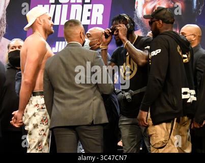 (R) Deontay ''The Bronze Bomber'' Wilder affronte avec Tyson Fury lors d'une conférence de presse mardi, Los Angeles, CA.USA. 15 juin 2021.les deux se battront pour une troisième fois le samedi 24 juillet, en tête d'affiche d'un événement pay-per-view en direct de T-Mobile Arena à Las Vegas NV (crédit image : © Gene Blevins/ZUMA Wire) Banque D'Images