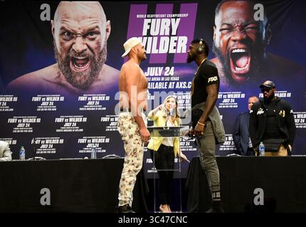 (R) Deontay ''The Bronze Bomber'' Wilder affronte avec Tyson Fury lors d'une conférence de presse mardi, Los Angeles, CA.USA. 15 juin 2021.les deux se battront pour une troisième fois le samedi 24 juillet, en tête d'affiche d'un événement pay-per-view en direct de T-Mobile Arena à Las Vegas NV (crédit image : © Gene Blevins/ZUMA Wire) Banque D'Images