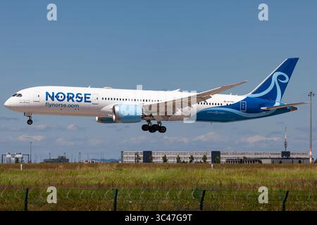 Berlin, Allemagne - 9 juin 2024 : Norse Boeing 787-9 Dreamliner atterrissant à l'aéroport de Berlin Banque D'Images