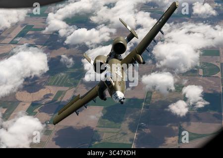 11 mai 2021 - Sioux City, Iowa, États-Unis - Un pilote du 190th Fighter Squadron, 124th Fighter Wing, Boise, Idaho, vole un A-10 Thunderbolt II avec un nouveau schéma de peinture du patrimoine de la seconde Guerre mondiale peint de l'installation de peinture Air National Guardâ€™s à Sioux City, Iowa à sa nouvelle maison à la Garde nationale de l'Idaho Air, Gowen Field, Idaho, Idaho, le 12 mai 2021. L'ancien avion A-10 a été peint pour commémorer le 75e anniversaire du 190e FSâ€™s et fait pour imiter la version 1944 du P-47 Thunderbolt piloté pendant la seconde Guerre mondiale par le 405e escadron de chasse, qui a été rebaptisé plus tard 190e FS. (Photo de Sta Banque D'Images