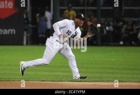 26 juin 2018 - Chicago, il, États-Unis - Yoan Moncada, deuxième joueur des White Sox des Chicago, prend la retraite des Twins du Minnesota Eduardo Escobar lors de la première manche au champ Guaranteed Rate à Chicago le mardi 26 juin 2018. (Crédit image : © Nuccio Dinuzzo/TNS via ZUMA Wire) Banque D'Images