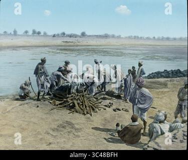 27 décembre 2017 - Uttar Pradesh, Inde - cadavre sur bûcher, funérailles hindoues, Bas-Gange, Uttar Pradesh, Inde, lanterne magique colorée à la main, Newton & Company, 1930 (crédit image : © JT Vintage/Glasshouse via ZUMA Wire) Banque D'Images