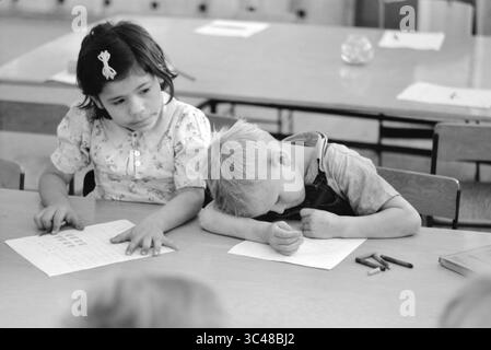 12 avril 2018 - Weslaco, Texas, États-Unis - deux enfants de travailleurs migrants dans une classe de l'école primaire au camp de l'ASF, Weslaco, Texas, États-Unis, Arthur Rothstein pour l'Administration de la sécurité agricole, février 1942 (crédit image : © Circa images/Glasshouse via ZUMA Wire) Banque D'Images