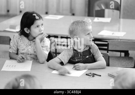 12 avril 2018 - Weslaco, Texas, États-Unis - deux enfants de travailleurs migrants dans une classe de l'école primaire au camp de l'ASF, Weslaco, Texas, États-Unis, Arthur Rothstein pour l'Administration de la sécurité agricole, février 1942 (crédit image : © Circa images/Glasshouse via ZUMA Wire) Banque D'Images