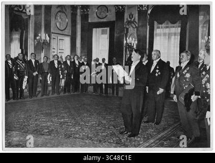 9 mai 2018 - Allemagne - Adolf Hitler prononce un discours lors de la réception du nouvel an du corps diplomatique, Allemagne, 1934 (crédit image : © JT Vintage/Glasshouse via ZUMA Wire) Banque D'Images