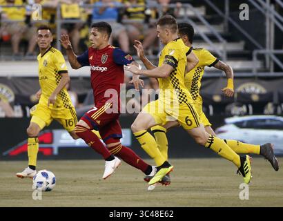 30 juin 2018 - Columbus, OH, USA - L'attaquant du Real Salt Lake Jefferson Savarino (7) dribble la balle devant le milieu de terrain du Columbus Crew SC Wil Trapp (6) en deuxième mi-temps au MAPFRE Stadium de Columbus, Ohio, le samedi 30 juin 2018. L'équipage a gagné, 2-1. (Crédit image : © Kyle Robertson/TNS via ZUMA Wire) Banque D'Images